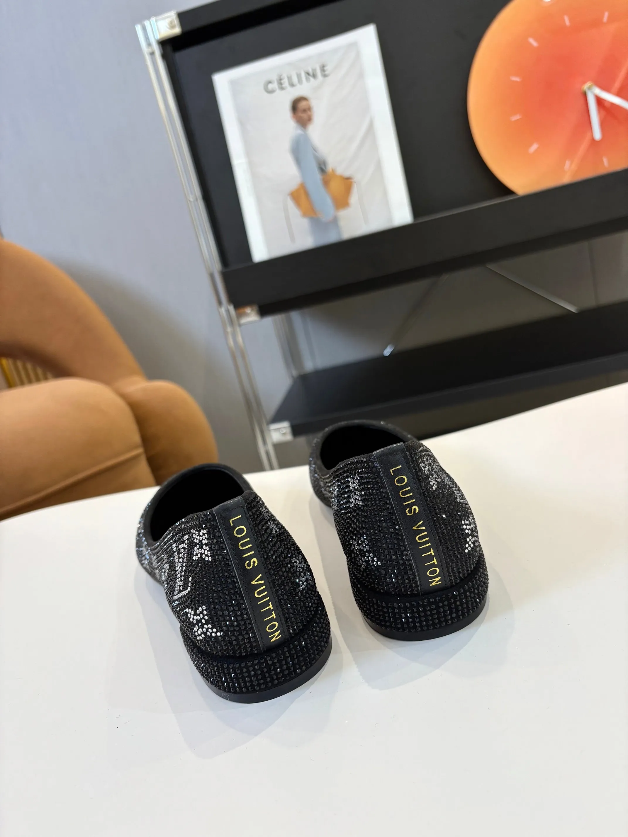 👟👟Ex-factory price 520👟👟 Louis Vuitton Louis Vuitton, 2025 flat shoes, modern and fashionable in one! Meet love when you turn a corner, release a strong aura like a queen, and capture everyone's attention instantly! Fabric: LV classic presbyopia + glittering diamonds + Yang Jing Lining/foot pads: imported lambskin leather outsole Size number: 35-41